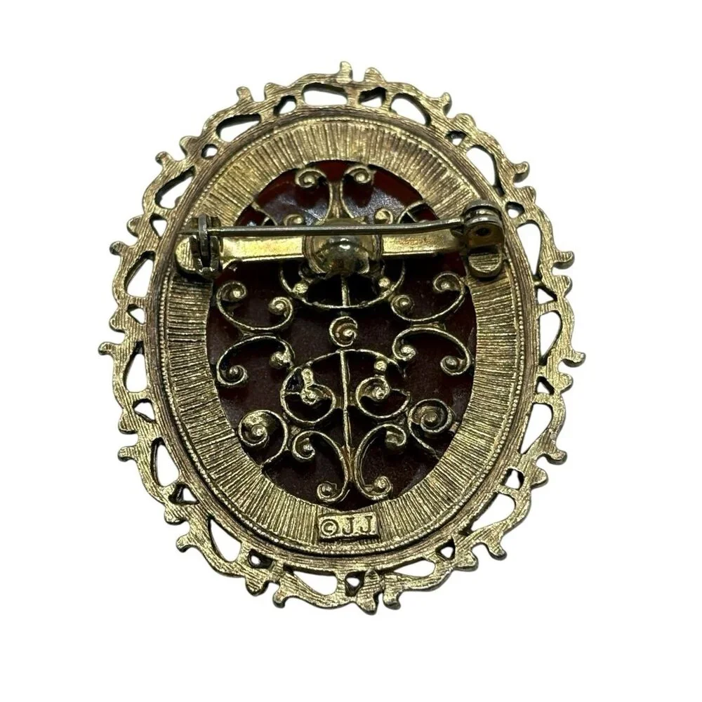 Vintage Cameo Brooch Pin‎ Signed JJ Jonette Gold Tone Resin Open Work Filigree
